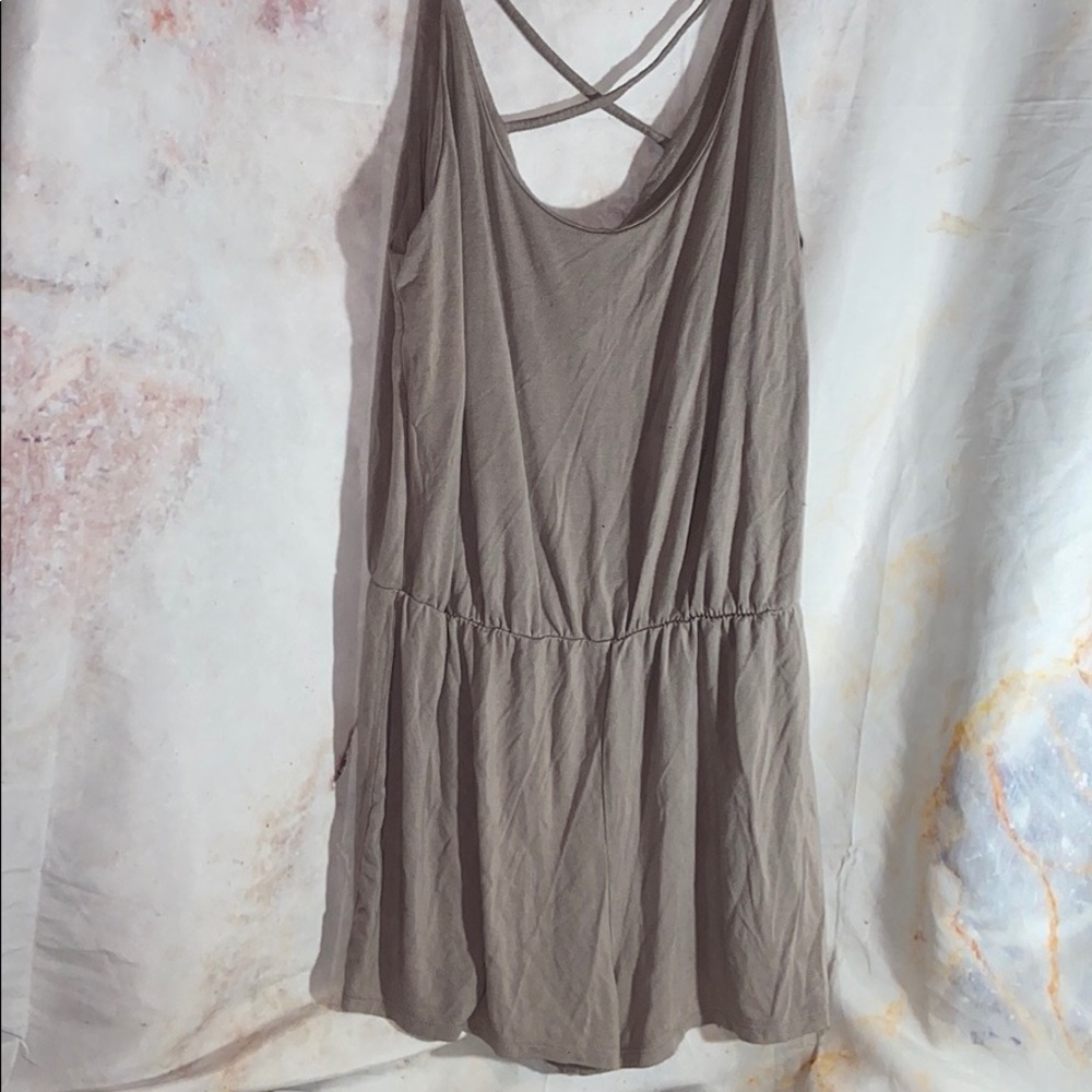 F21 cross back romper 👚